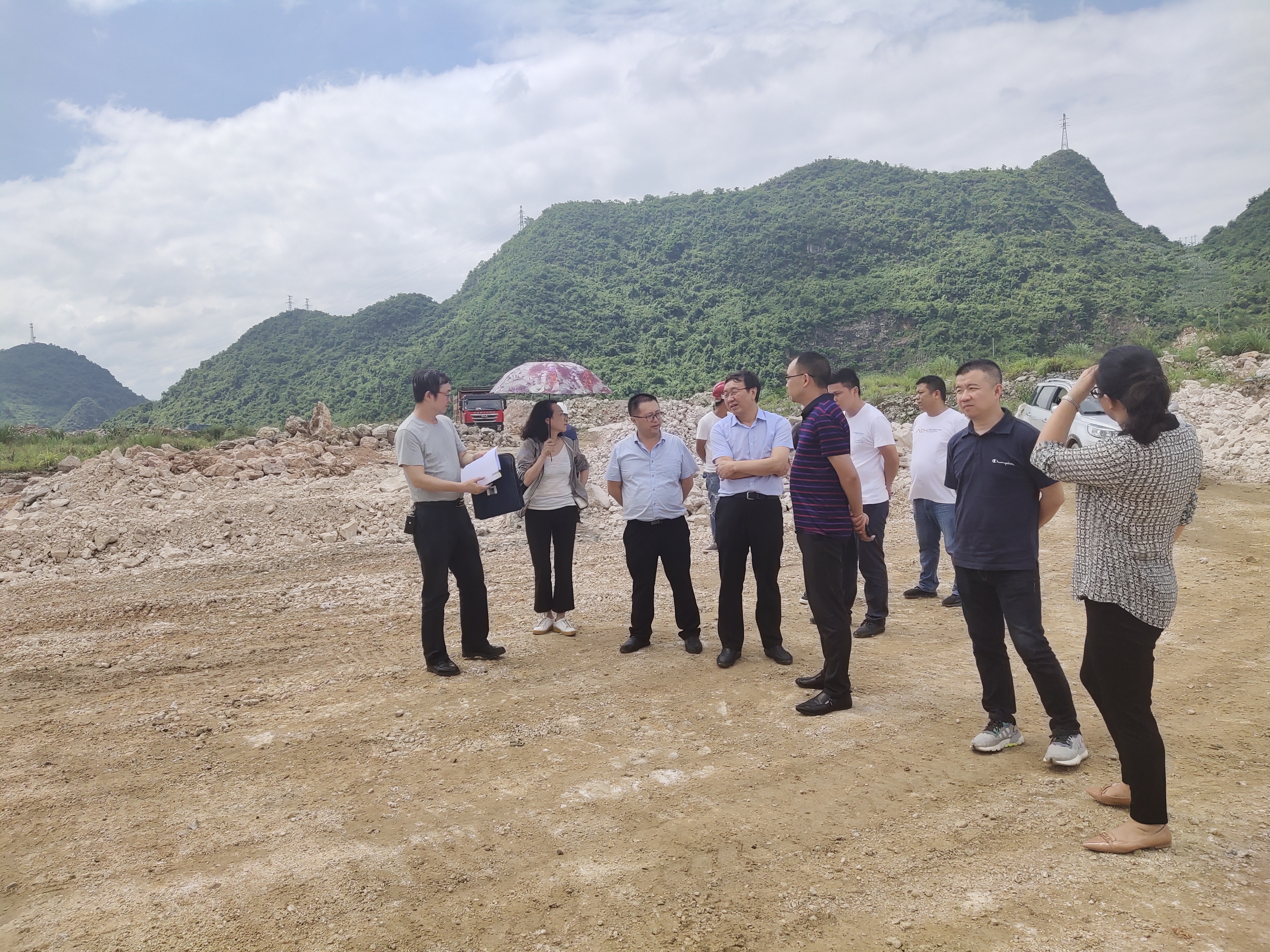 2020年7月21日，贵州省发展局到马场坪工业园区察看黔南高新区项目推进情况